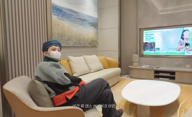 GD在到達香港後看到大埔火災新聞神情凝重。影片截圖