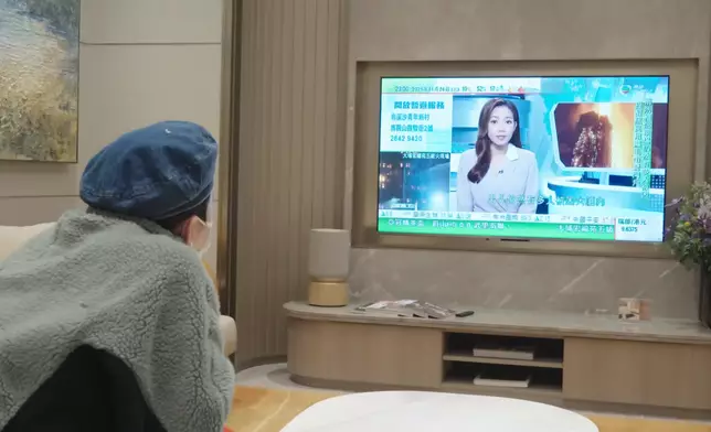 GD在到達香港後看到大埔火災新聞神情凝重。影片截圖