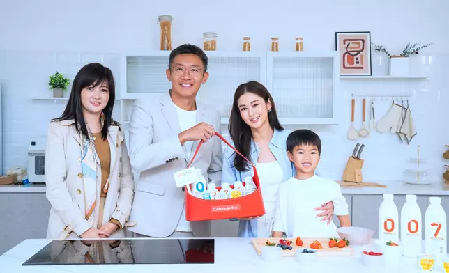 建華集團執行董事兼集團首席營銷及數碼官龍文慧、建華集團主席凌偉業、岑麗香與兒子Jacob