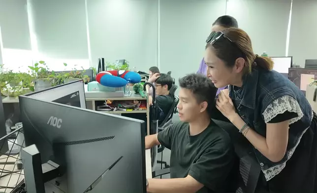 Janis先走入大漠大智控，拜訪聯合創始人-覃海群。