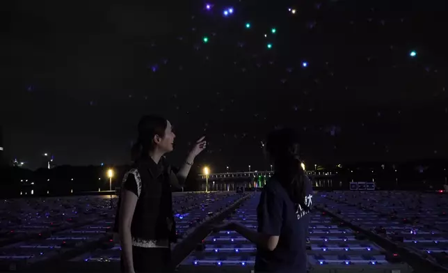 Janis並親身參與他們即將舉辦的大型Show。