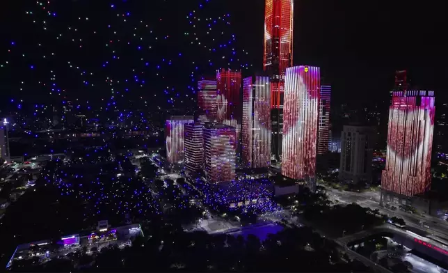 Janis並親身參與他們即將舉辦的大型Show。