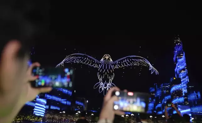 Janis並親身參與他們即將舉辦的大型Show。