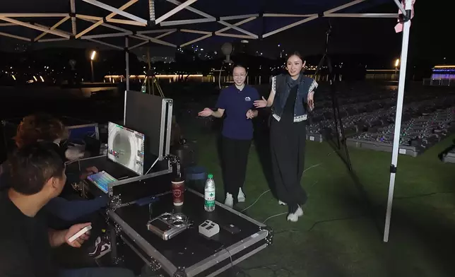 更令人意外的是，整場表演只需一位同事、一部電腦按程序控制。