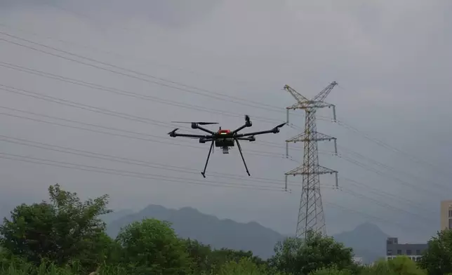 其後，Janis走入工業級無人機先鋒——科比特航空，專訪董事長盧致輝（大疆早期核心成員）。