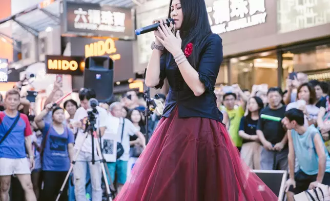 彭梓嘉轉戰街頭，在旺角菜街做街頭歌手。