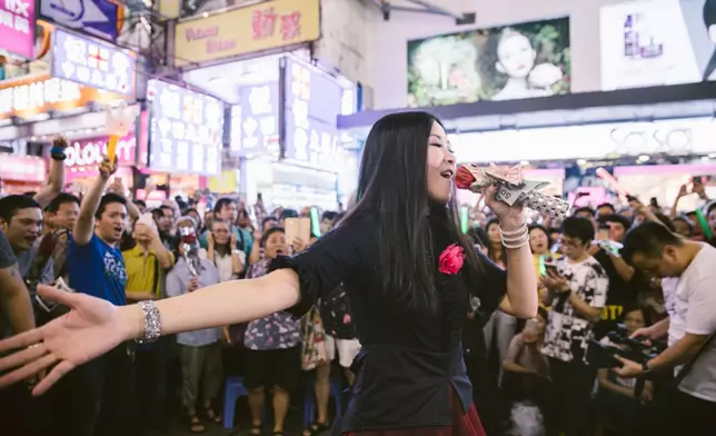 彭梓嘉轉戰街頭，在旺角菜街做街頭歌手。