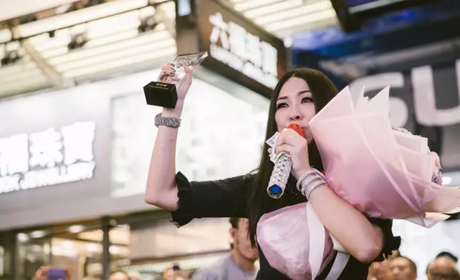 彭梓嘉轉戰街頭，在旺角菜街做街頭歌手。