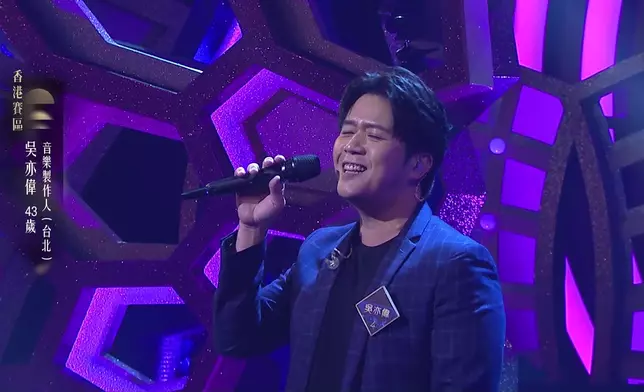 吳亦偉「女歌男唱」演唱《至少還有你》。