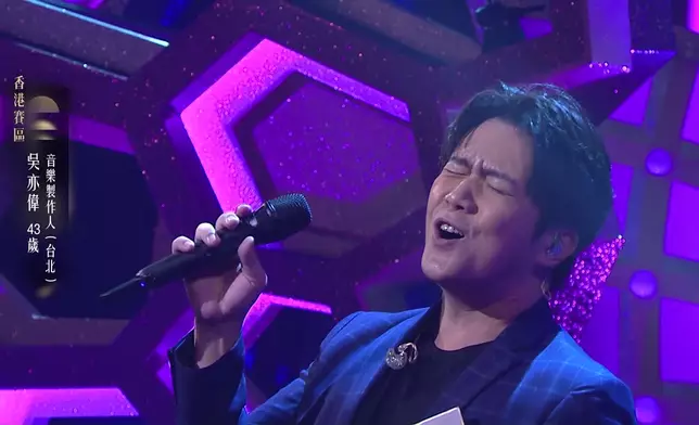 吳亦偉「女歌男唱」演唱《至少還有你》。