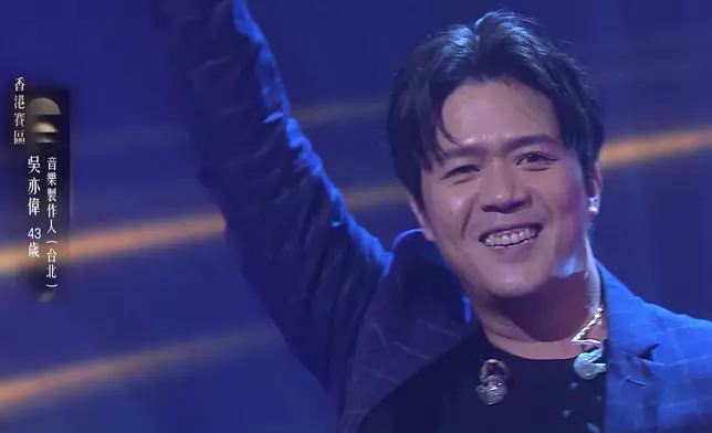 吳亦偉「女歌男唱」演唱《至少還有你》。