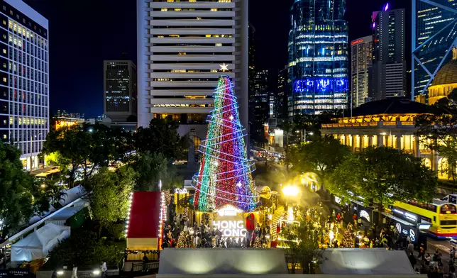 大家只需透過簡單查詢例如：「今年聖誕香港有甚麼好去處呢？」等等，「港話通」（HKChat）試行版便會自動整合出你想知道的聖誕活動及商戶優惠資訊，圖為中環皇后像廣場花園聖誕天地（旅發局圖片）