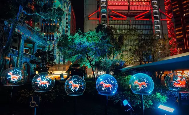 中環8幢建築物外牆將以巨型倒數時鐘及光影圖案，進行跨年倒數。旅發局圖片