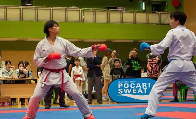 近日坤哥在空手道會慶十週年大賽中勇奪冠軍。