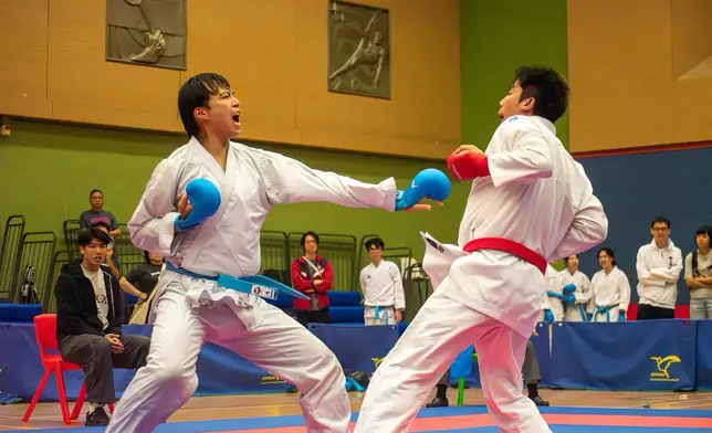 近日坤哥在空手道會慶十週年大賽中勇奪冠軍。