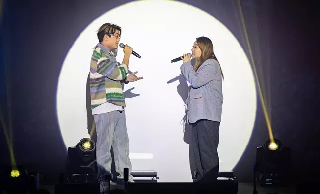 啟豪被全場觀眾一致要求上台與黃博合唱《囚鳥》。