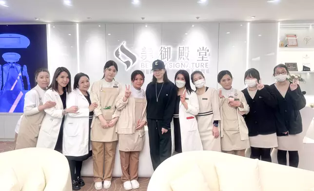 佘詩曼非常親民和Beauty Signature員工合照留念。