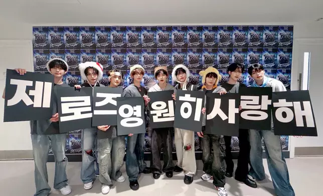 成員舉牌向粉絲示愛。ZB1官方X圖片