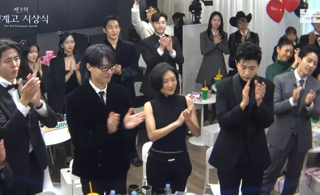 台下藝人站立拍手祝賀池錫辰。影片截圖