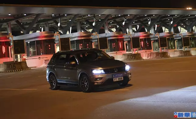 23日零時，隨着一輛同時懸掛「FT」字頭車牌的粵C牌私家車駛入港珠澳大橋珠海公路口岸出境車道，「粵車南下」政策正式實施。新華香港FB圖片