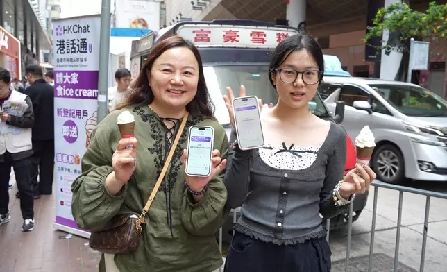 「港話通」舉行「派雪糕」快閃活動，大家只要即場下載「港話通」（HKChat）試行版，註冊成為用戶，就可以換取免費富豪雪糕。（巴士的報記者攝）