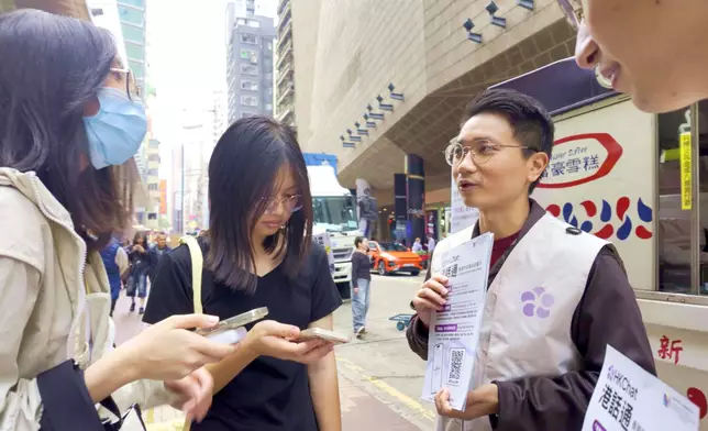 「港話通」舉行共3場「派雪糕」快閃活動。（巴士的報記者攝）