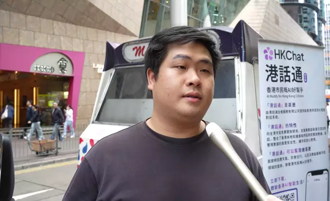 市民吳先生認為，其他AI程式可能有次數限制或要付費才能使用，「港話通」是免費，更鼓勵更多市民嘗試使用。（巴士的報記者攝）