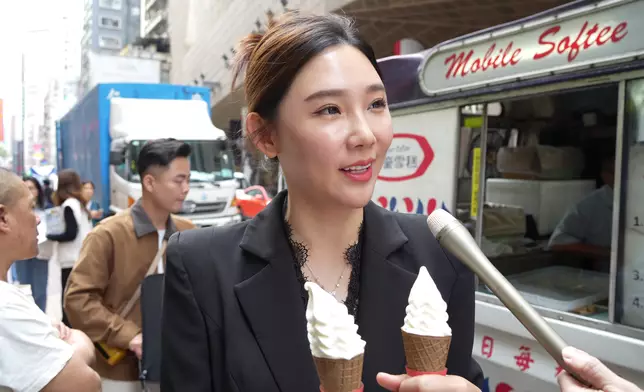 市民Queena盛讚它的功能全面，表示會推介予我身邊的朋友使用。（巴士的報記者攝）