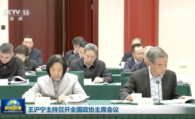 全國政協副主席梁振英（右）出席會議。央視截圖