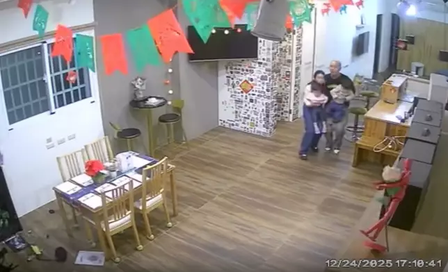 地震發生時有正在吃晚飯民眾離開。lockingsmile Threads圖片