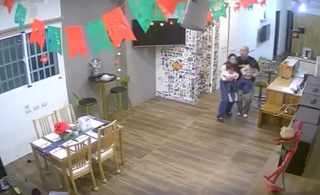 地震發生時有正在吃晚飯民眾離開。lockingsmile Threads圖片