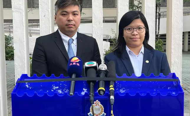 警方新界北總區科技及財富罪案組高級督察葉穎豪（左）及財富情報及調查科高級督察申文燕（右）會見傳媒。