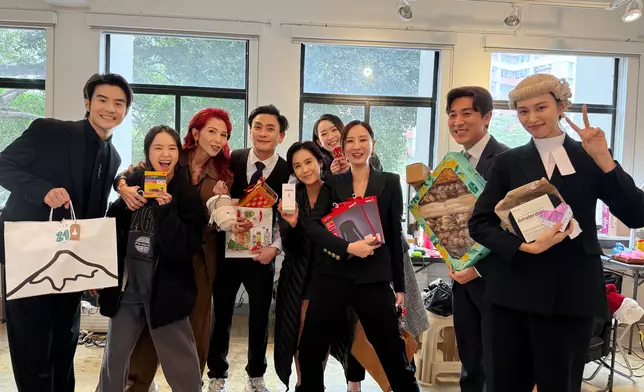 《風華》劇組在聖誕節將至開大食會、交換禮物。