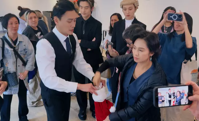 眾人交換禮物好開心。