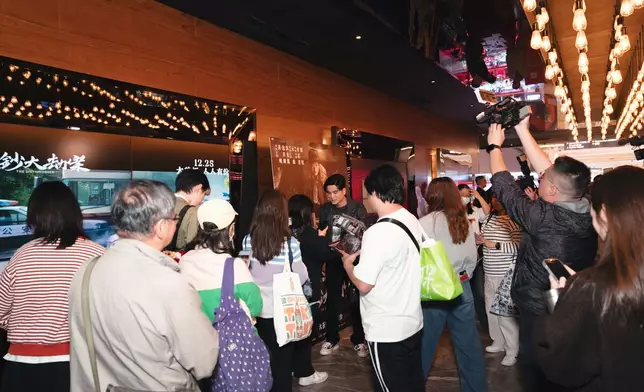 伍允龍貼心與粉絲到逐一合照及簽名， 非常寵粉！