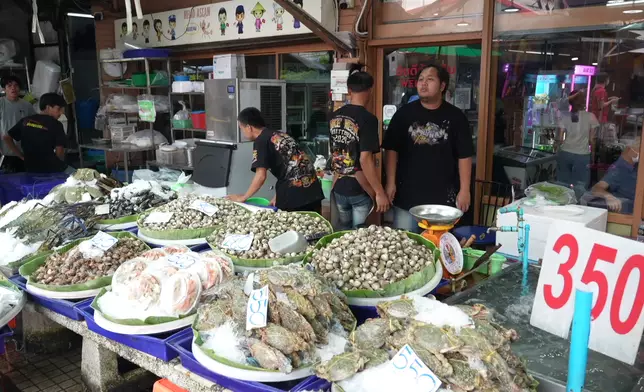 「公跑一條街」的海鮮即買即燒。