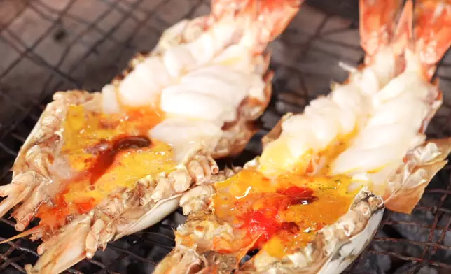 波波前臂般大的河蝦，約售300港元。