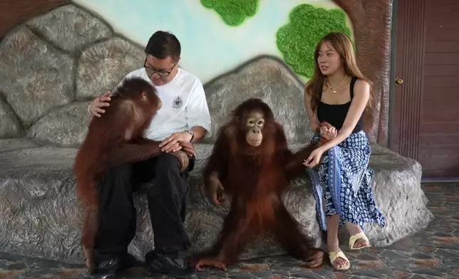 Roger跟波波與園內動物零距離接觸。