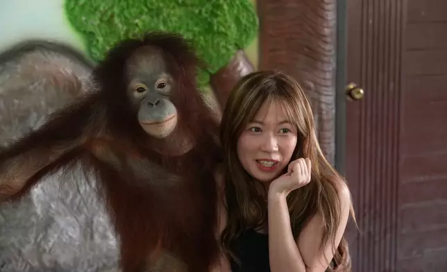 Roger跟波波與園內動物零距離接觸。