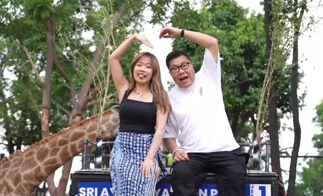 長頸鹿將波波當成紅蘿蔔。