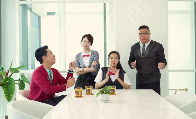 Roger繼續拍住冬蔭家族拍攝。