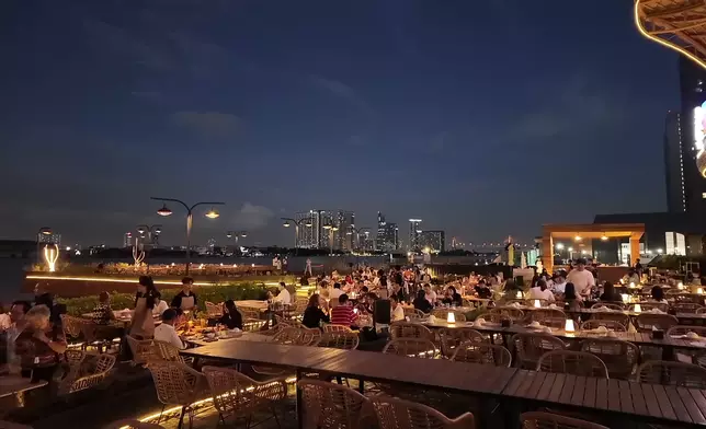 冬蔭表妹為大家推介一間海邊露天餐廳。