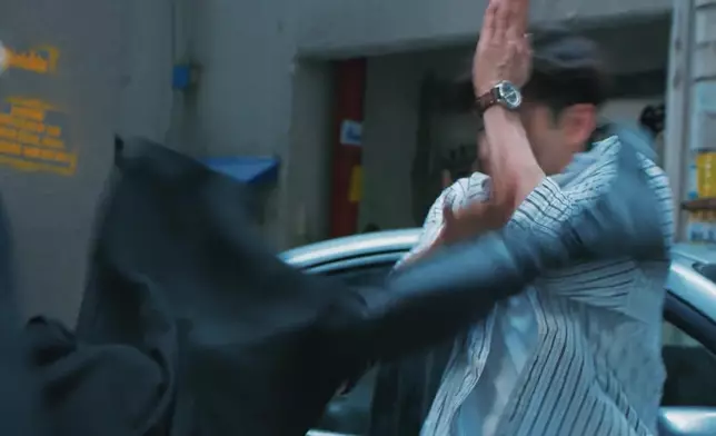 「凌空飛腿」將李治廷一嘢踢埋牆。