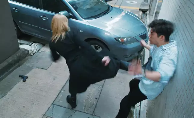 「凌空飛腿」將李治廷一嘢踢埋牆。