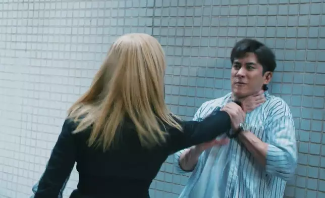 二人激烈埋身肉搏！