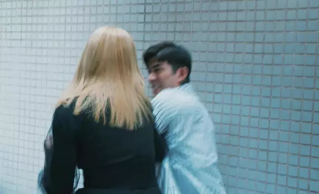 二人激烈埋身肉搏！