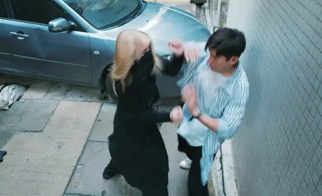 二人激烈埋身肉搏！