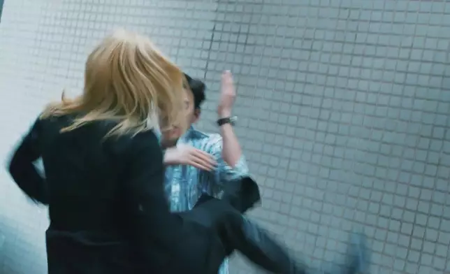 二人激烈埋身肉搏！