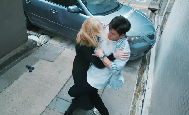 二人激烈埋身肉搏！