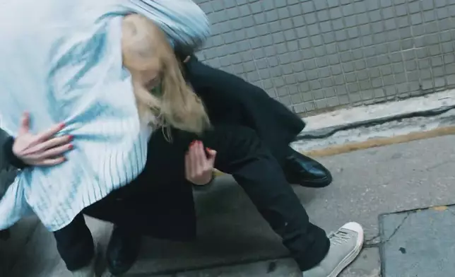 何慈茵用「擒拿爪」將李治廷高舉過頭再撻落私家車面。